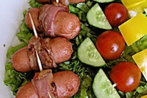 Фаршировані сардельки чорносливом в грилі