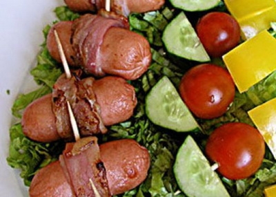 готові фаршировані сардельки чорносливом на грилі