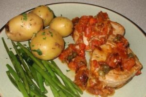 Тунець в томатному соусі