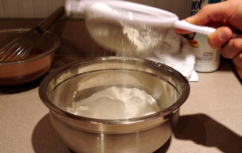 просіваємо борошно