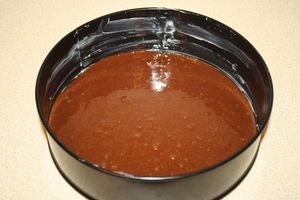 виливаємо у форму шоколадний торт