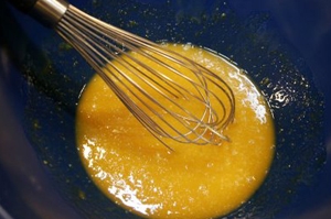 збиваємо жовток