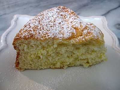 шматочок бісквіта з яблуками