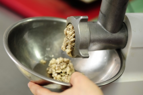 перепускаем гриби через м'ясорубку