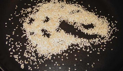 наколяем кунжут