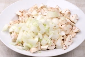 поріжемо печериці та цибулю