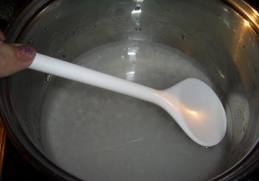 в каструлю засипаємо цукор і воду