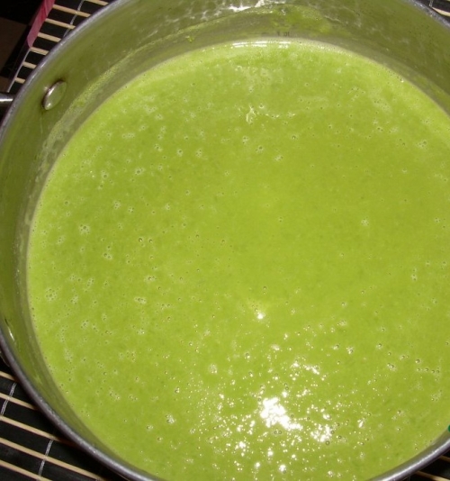 Доливаємо курячий бульйон і варимо ще 10 хвилин