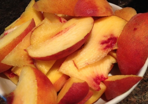 нарізаємо персики