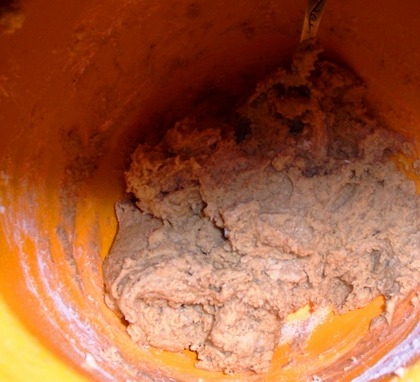 всипаємо борошно і починаємо вимішувати тісто