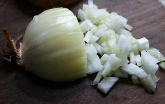 подрібнюємо цибулю