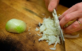 подрібнюємо цибулю
