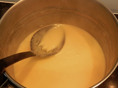 додаємо в каструлю борошно, а потім вершки