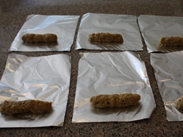 викладаємо ковбаску на фольгу