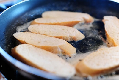 хліб на сковороді