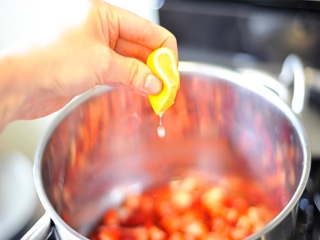 каструля зливу і лимон