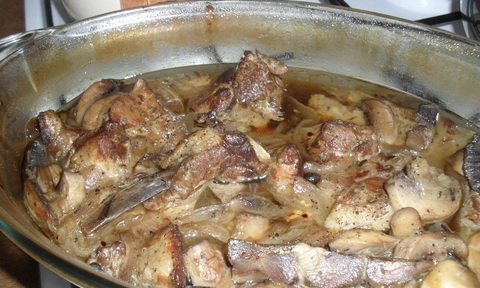 тушкуємо ребра і додаємо сметану