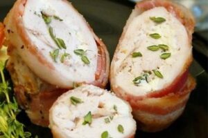 Курячі грудки в беконі з козячим сиром