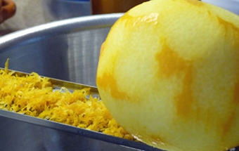 натираємо на тертку шкірку лимона