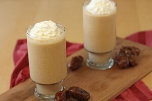Молочний коктейль з ванільним морозивом і фініками
