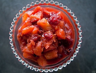 Консервована брусниця з яблуками