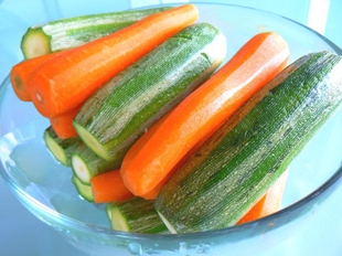 Очищаємо моркву і цукіні