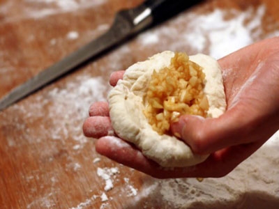 пиріжок в руці