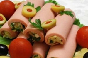 Пікантні рулетики з ковбаси