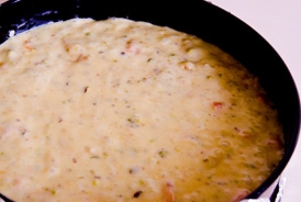 виливаємо тісто з начинкою в форму для запікання