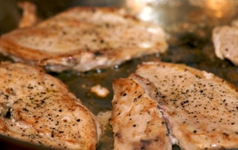 смажимо з двох сторін куряче філе до золотистої скоринки