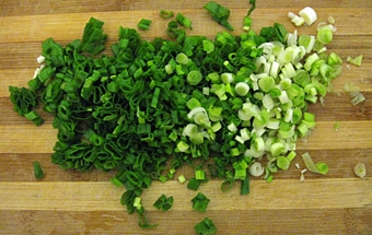 дрібно рубаємо цибулю