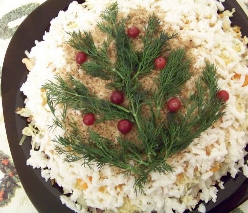 Подаємо готовий салат до столу