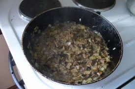 тушкуємо фарш з грибами