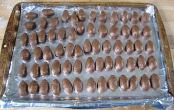 формуємо з кожного тестового шматочка яйце