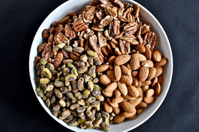 горіхи в мисці