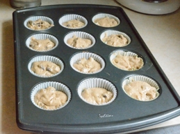 викладаємо тісто у формочки для кексів