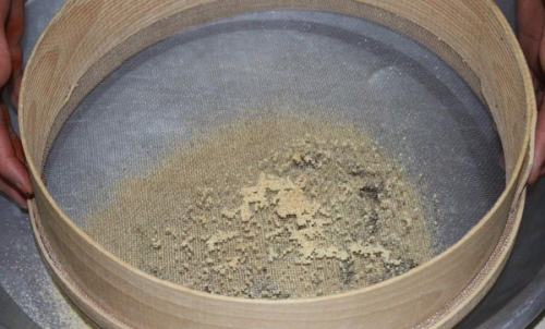 Просіваємо через сито манну крупу