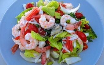 салат морський коктейль в салатниці