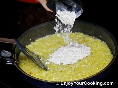 борошно в сковороді