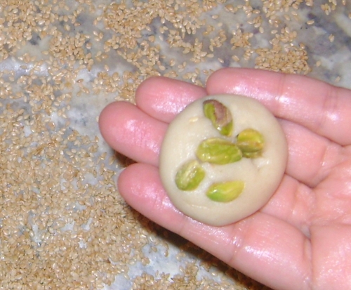 опускаємо тісто в тарілку з горіхами