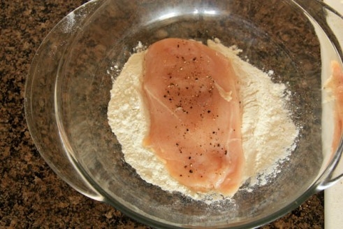 обвалюємо курку в борошні