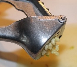 Видавлюємо часник