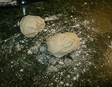 тісто розрізаємо на дві частини