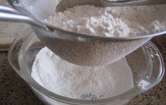 просіваємо борошно