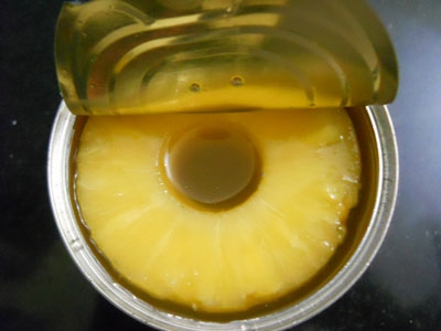 банку з ананасом