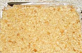 зверху посипаємо сухарями