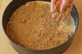 виливаємо заправку на пиріг і посипаємо мигдальною стружкою