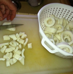 подрібнюємо кільця кальмара