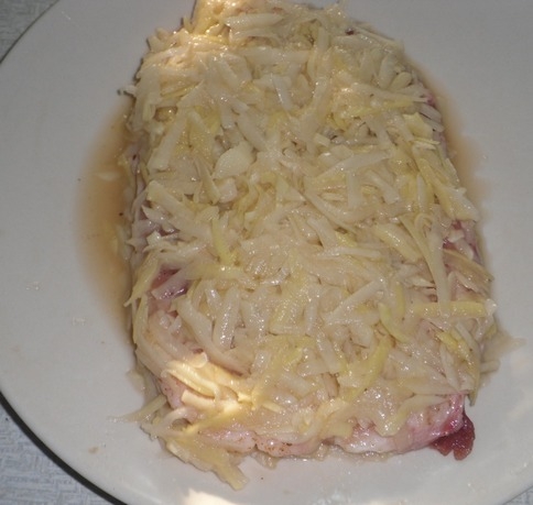 зверху на м'ясо викладаємо картоплю