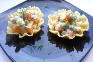 Сирні кошички з салатом